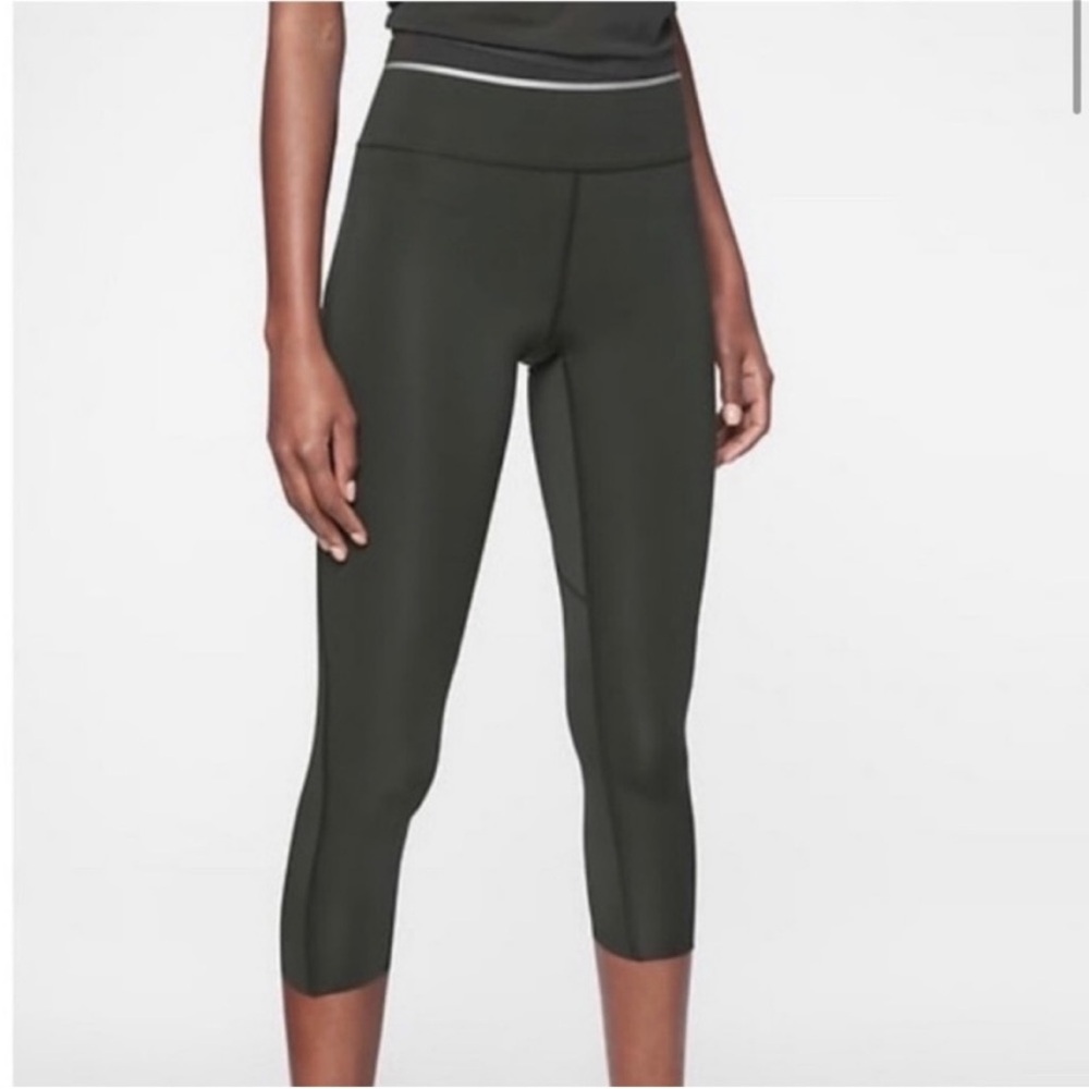 Athleta Sonic Reflective Capri Tights Yoga Olive Green Size Medium